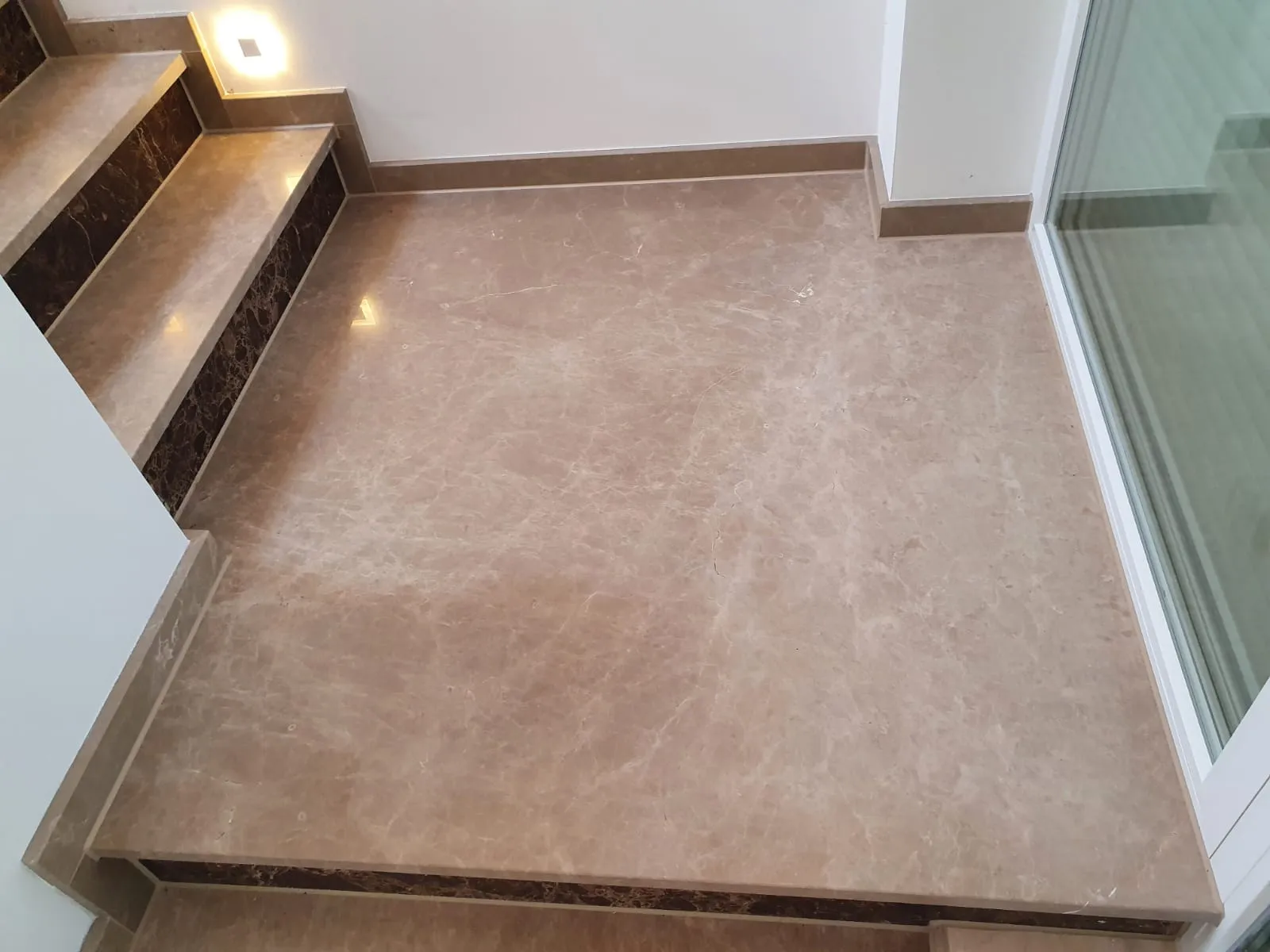 Marmorboden mit Emperador-Treppe
