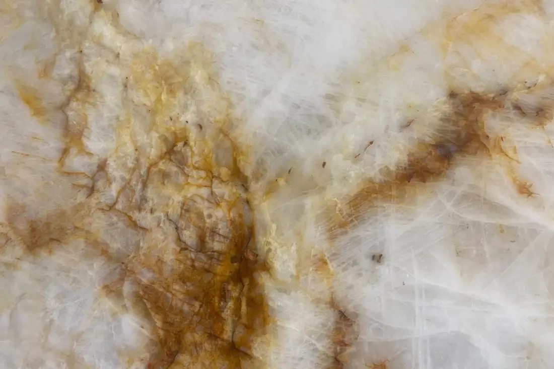 Cristallo Amber – Naturstein in Nahaufnahme, Grama Natursteine