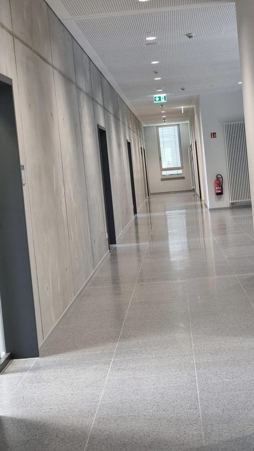 Gymnasium – Naturstein im Großobjekt aus Naturstein, Region Stuttgart – Detailansicht 2 | Grama Natursteine