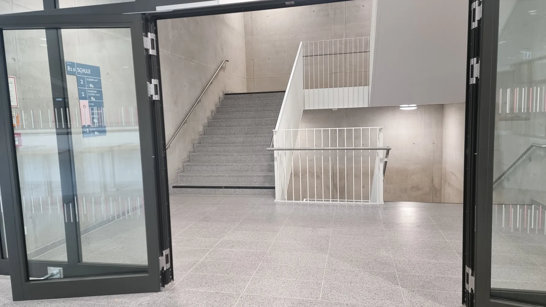 Gymnasium – Naturstein im Großobjekt aus Naturstein, Region Stuttgart – Detailansicht 9 | Grama Natursteine