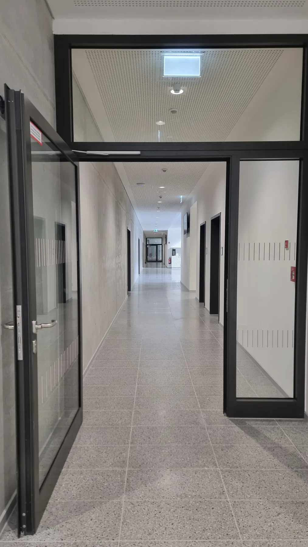 Gymnasium – Naturstein im Großobjekt aus Naturstein, Region Stuttgart – Detailansicht 10 | Grama Natursteine