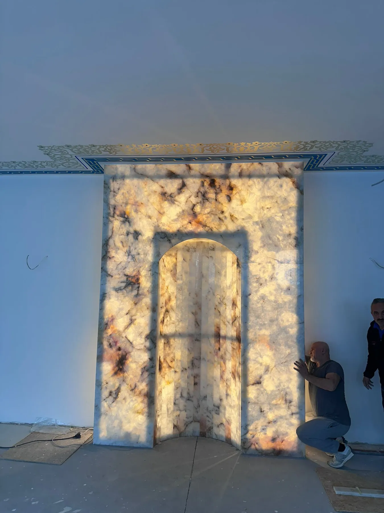 Moschee – Marmor-Mihrab & Wandverkleidung aus Marmor, Region Stuttgart – Detailansicht 1 | Grama Natursteine